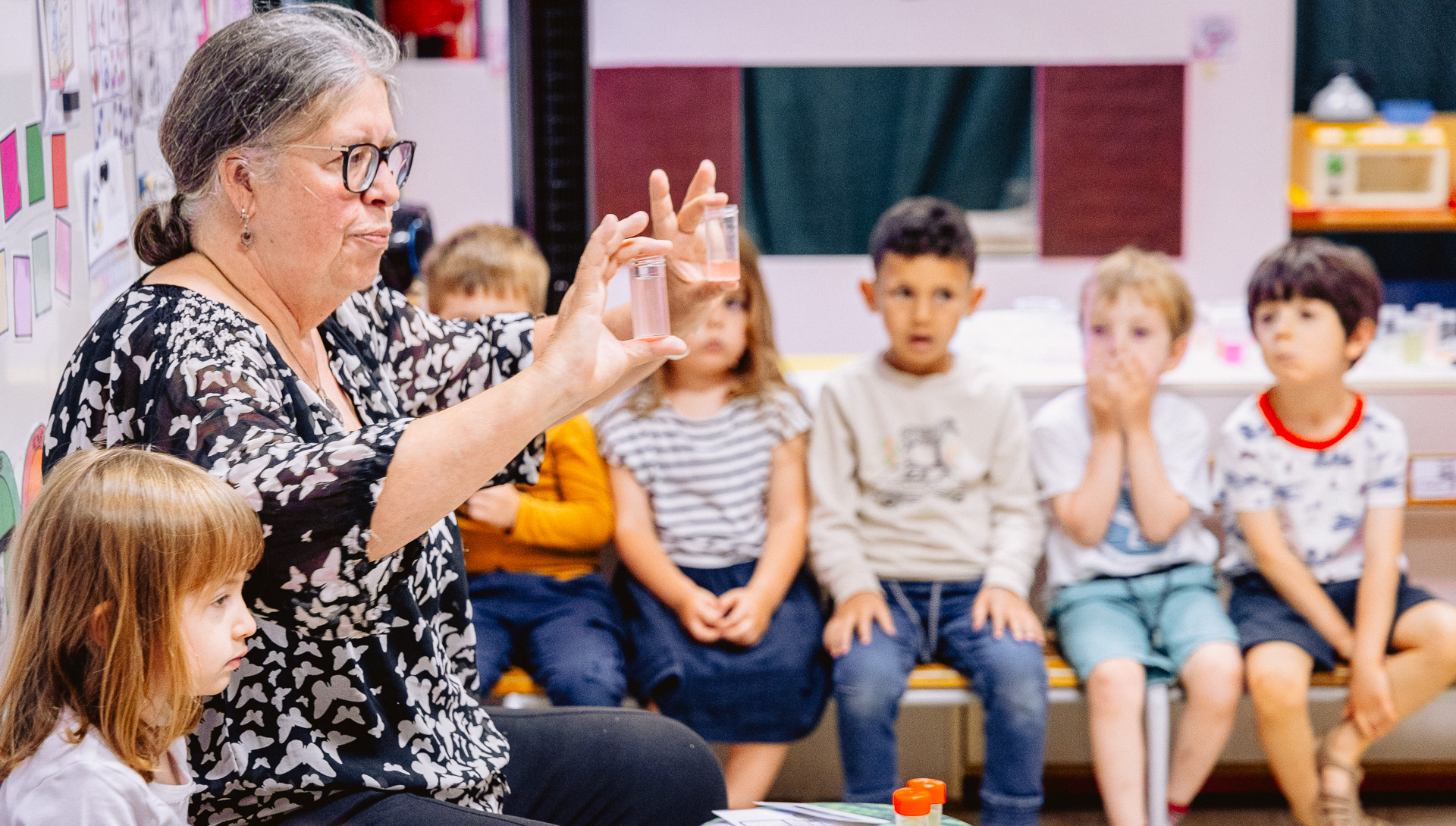 enseignante avec ses élèves