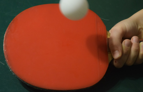 Comment faire tomber moins vite une balle de ping-pong ?
