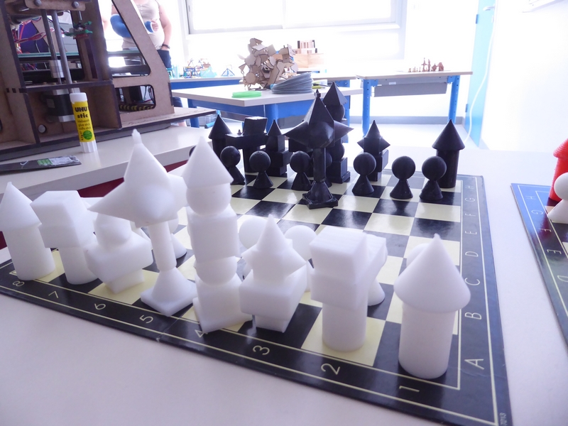 Impression en 3D de pièces d'un jeu d'échec et peinture